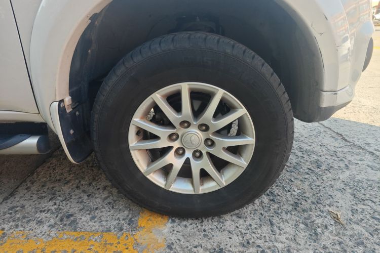 三菱 帕杰罗·劲畅 2013款 3.0L 自动两驱豪华版车身外观10