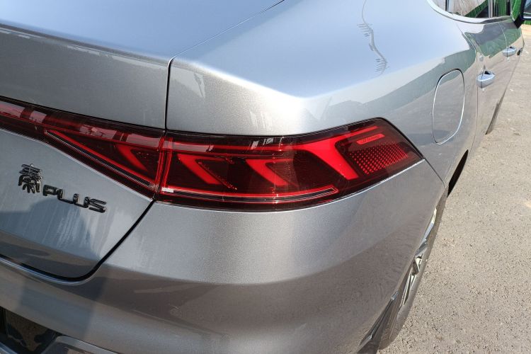 比亚迪 秦PLUS 2024款 荣耀版 DM-i 55KM领先型车身外观9