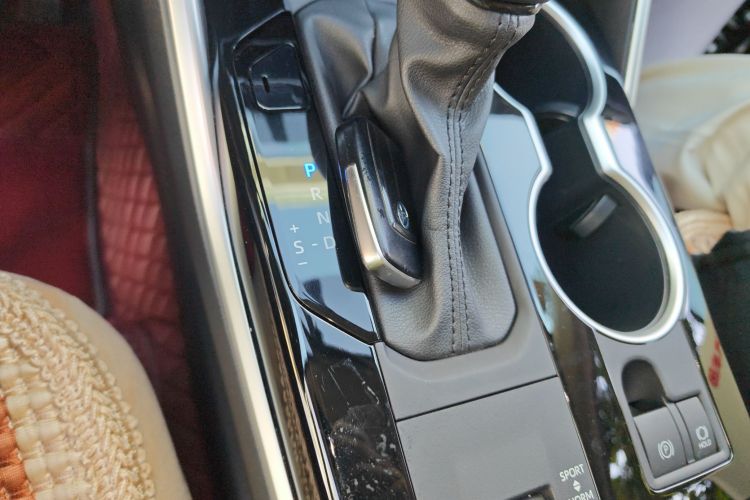 丰田 汉兰达 2022款 双擎 2.5L 四驱精英版 7座中控内饰11