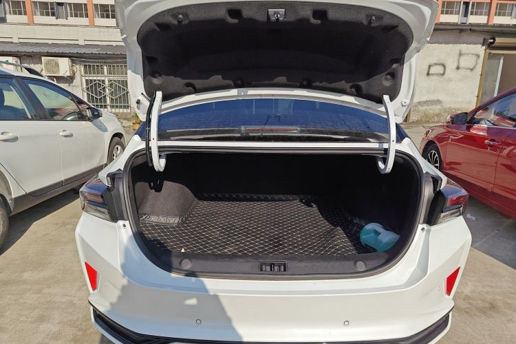 东风风神 奕炫MAX 2024款 1.5T 尊贵版机舱底盘23