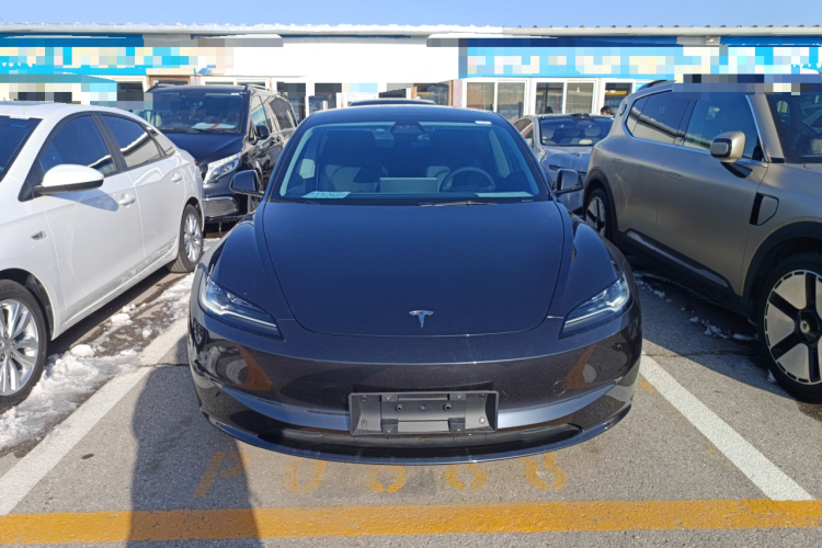 特斯拉 Model 3 2023款 长续航全轮驱动版车身外观2