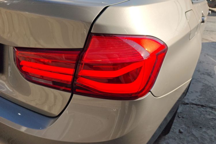 宝马3系 2017款 318i 时尚型车身外观9