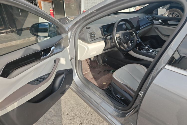 比亚迪 秦PLUS 2023款  冠军版 DM-i 120KM超越型中控内饰20