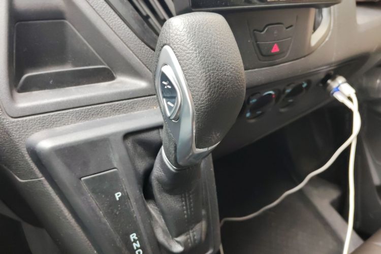 福特 全顺 2019款 2.0T汽油自动多功能商用车短轴低顶6座国VI中控内饰18