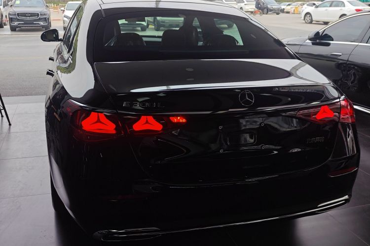 奔驰E级 2025款 改款 E 300 L 豪华型车身外观6