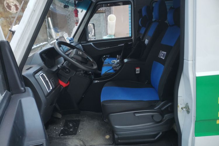 依维柯得意 2023款 2.5T A35M1多用途乘用车短轴中顶双胎侧拉门 自动挡中控内饰19