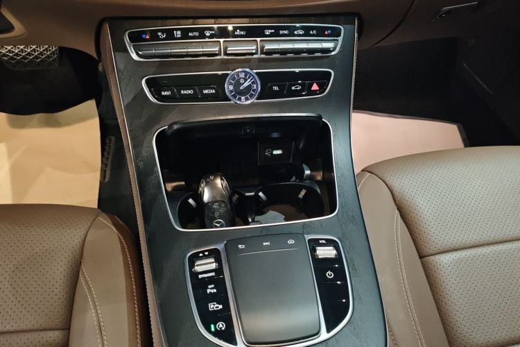 奔驰E级 2020款 改款 E 300 L 运动时尚型中控内饰18