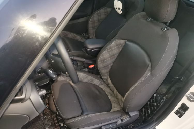 MINI 2018款 1.5T COOPER 经典派中控内饰19