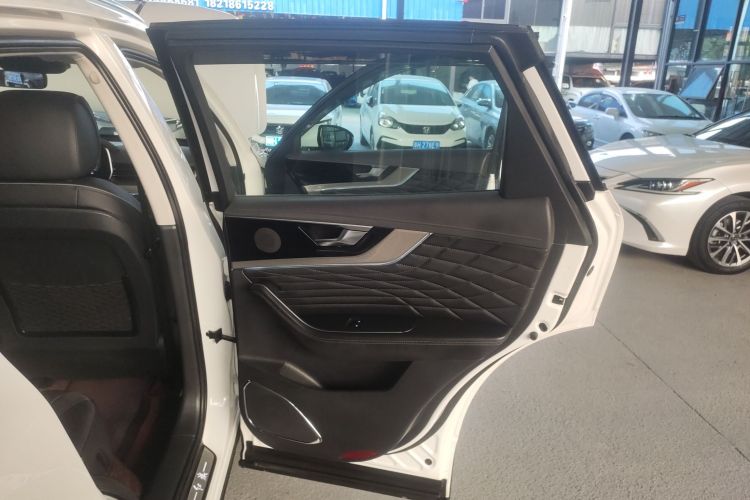 红旗HS5 2022款 改款 2.0T 智联旗享版中控内饰45