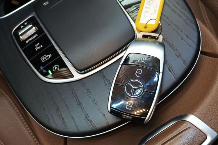 奔驰E级 2020款 E 300 L 运动时尚型中控内饰7001