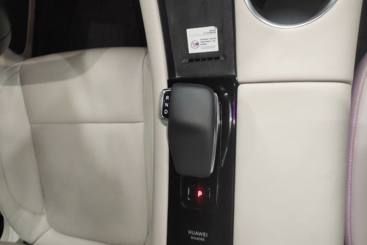 鸿蒙智行 问界M5 2022款 增程四驱性能版中控内饰18