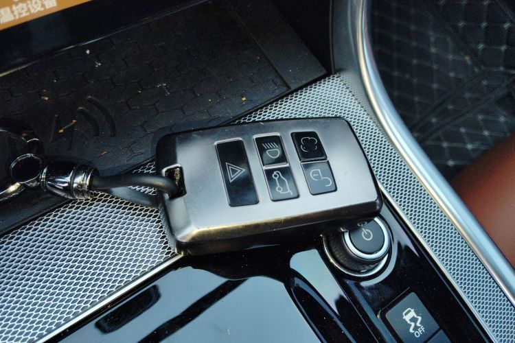 捷豹XEL 2025款 2.0T 250PS R-DYNAMIC 90周年典藏版中控内饰11