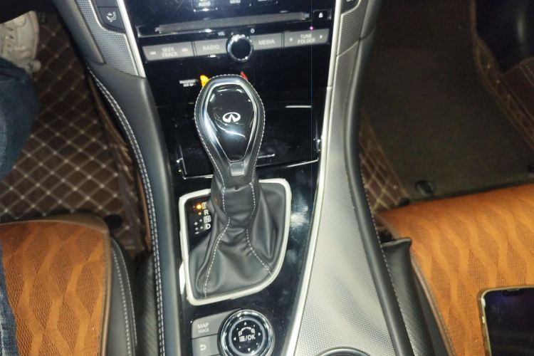 英菲尼迪Q50L 2018款 2.0T 逸享版 国V中控内饰18