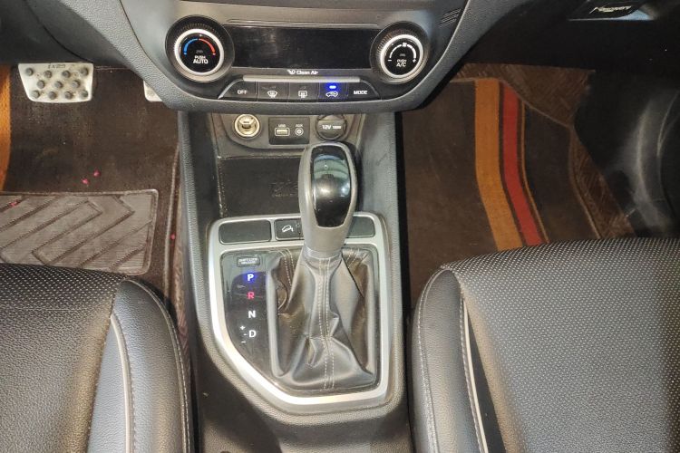 北京现代ix25 2015款 2.0L 自动两驱智能型GLS中控内饰18