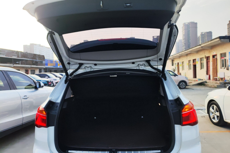 宝马X1新能源 2019款 xDrive25Le 里程升级版机舱底盘23