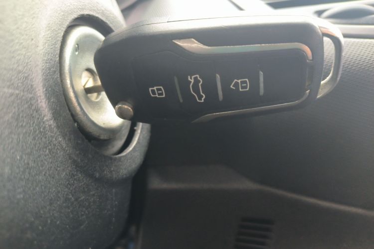 福特 嘉年华 2013款 三厢 1.5L 手动风尚型中控内饰11