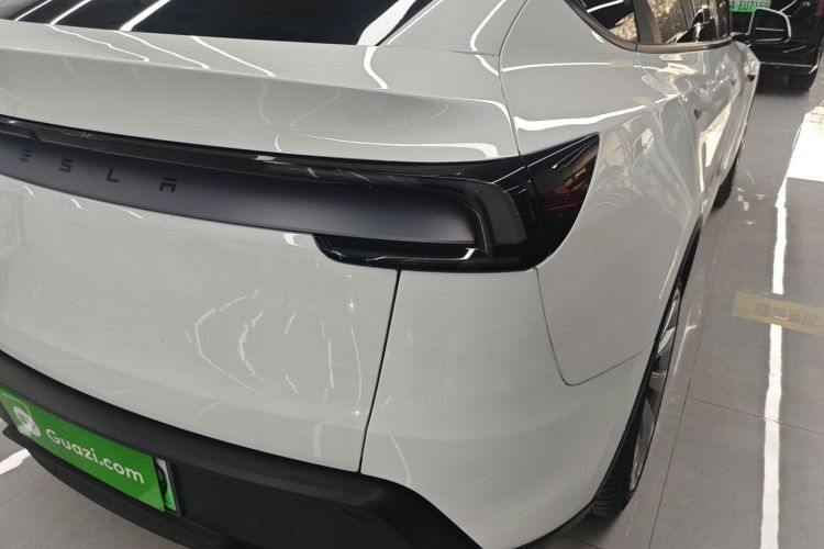 特斯拉 Model Y 2025款 长续航全轮驱动版车身外观9