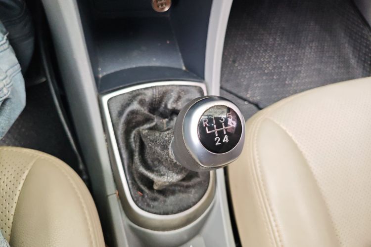 现代 瑞纳 2014款 1.4L 手动智能型GLS中控内饰18