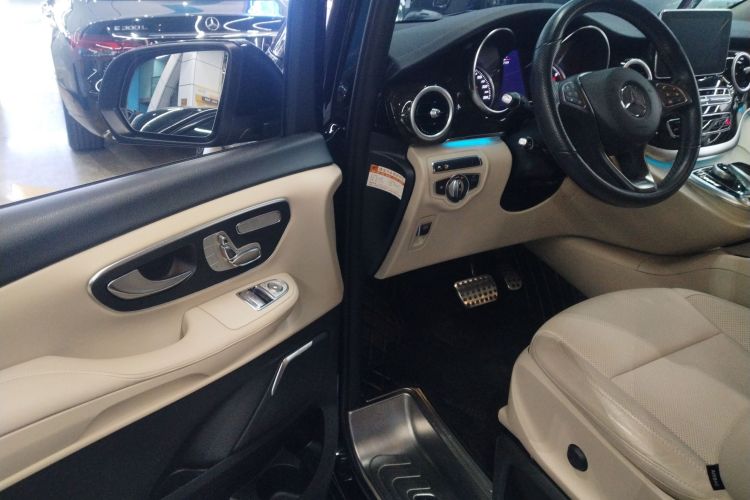 奔驰V级 2018款 V 260 尊贵版 国VI中控内饰20