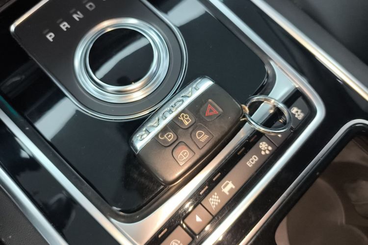 捷豹XEL 2019款 2.0T 200PS 尊享版中控内饰11