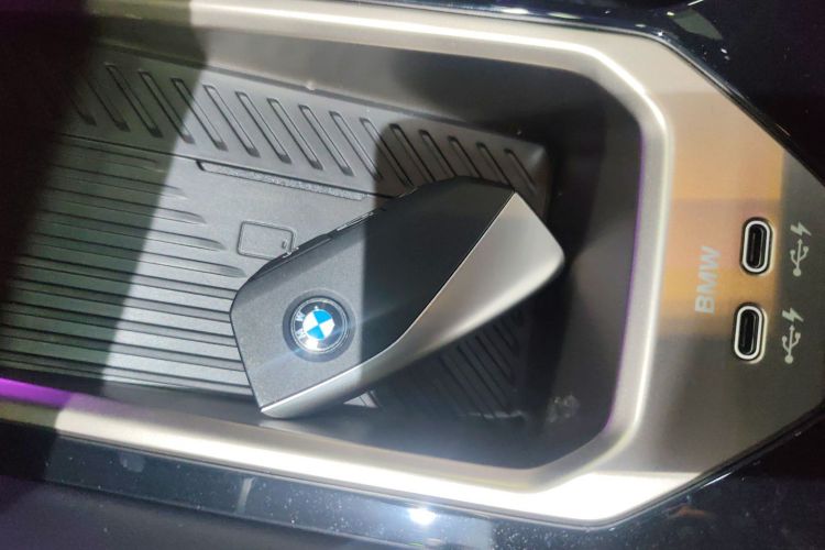 宝马5系 2024款 530Li 领先型 M运动套装中控内饰7001