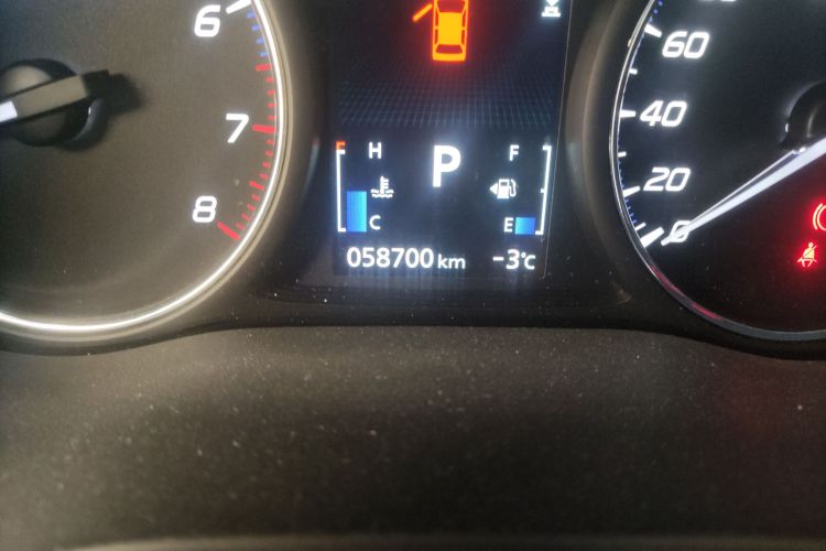 三菱 欧蓝德(进口) 2016款 2.4L 四驱精英版 5座中控内饰15