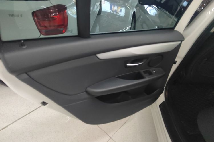 宝马2系多功能旅行车 2019款 220i 领先型中控内饰7008