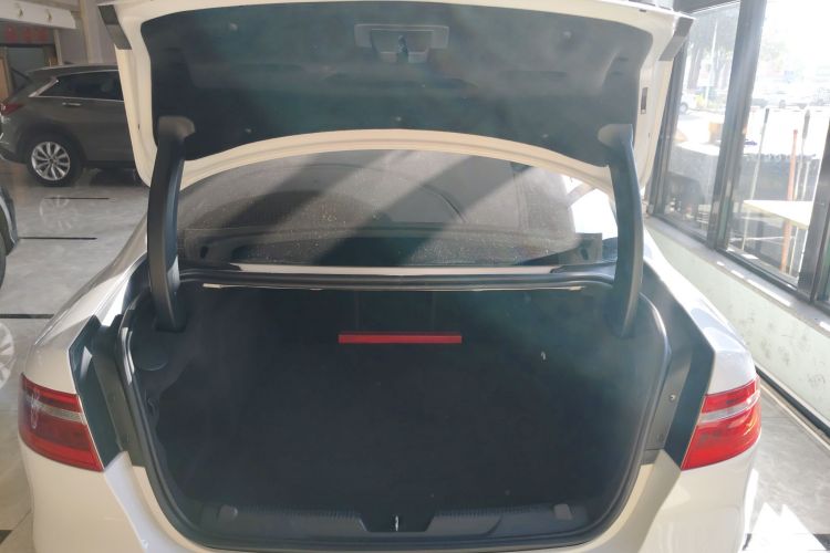 捷豹XEL 2019款 2.0T 200PS 尊享版机舱底盘23