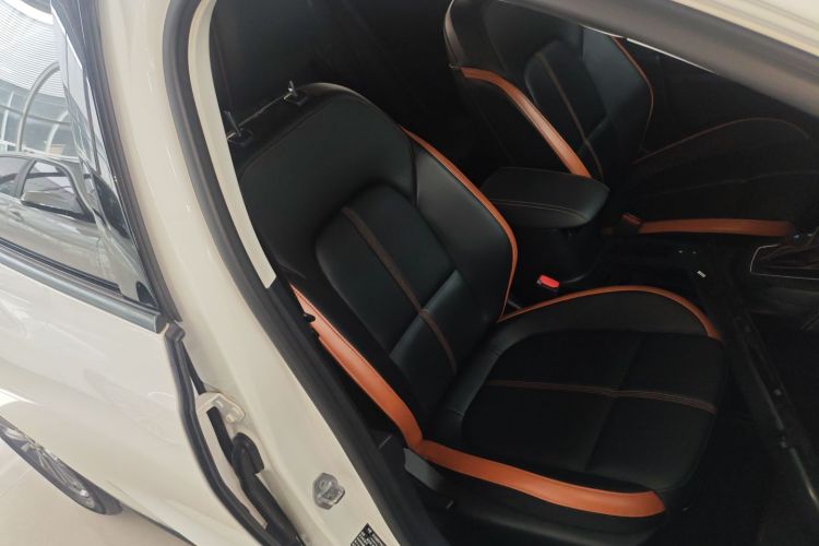 福特 福克斯 2022款 三厢 EcoBoost 180 自动竞速版中控内饰41