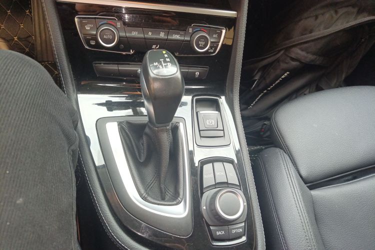 宝马2系旅行车 2016款 218i 运动设计套装中控内饰18