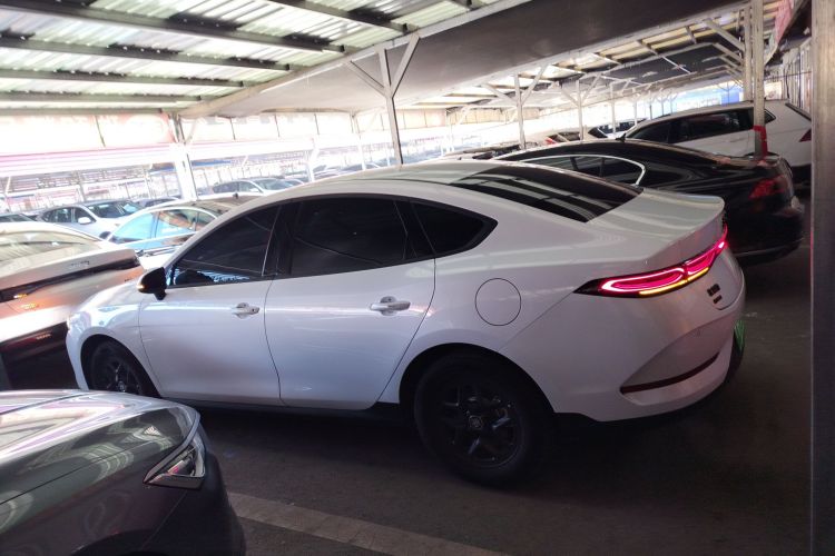 比亚迪 秦PLUS 2025款 DM-i 智驾版 55KM领先型车身外观4