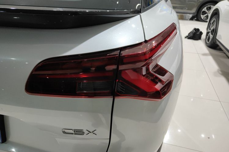 雪铁龙 凡尔赛C5 X 2023款 1.6T 享不凡车身外观9