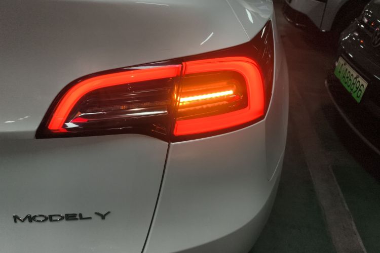 特斯拉 Model Y 2022款 后轮驱动版车身外观9