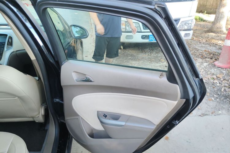 别克 英朗 2013款 GT 1.6L 自动时尚版中控内饰45