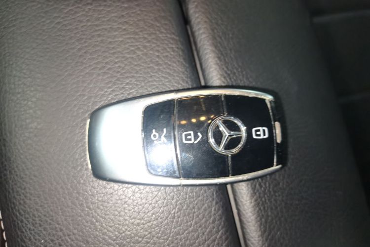 奔驰E级 2017款 E 300 L 运动豪华型中控内饰7001