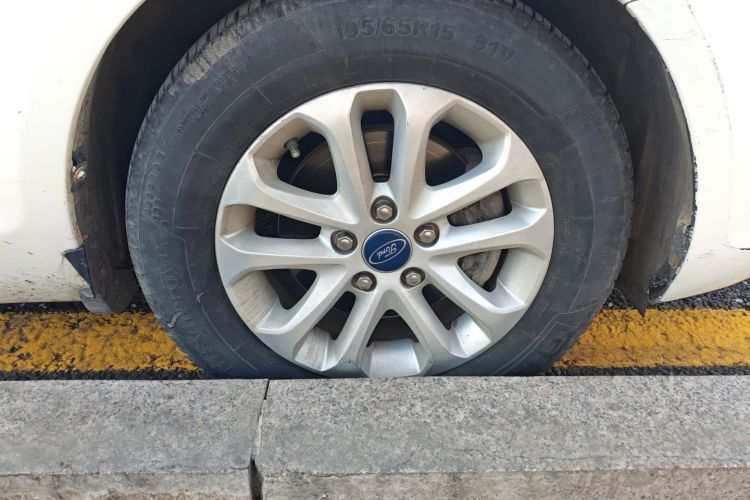 福特 福克斯 2013款 两厢经典 1.8L 手动基本型车身外观10