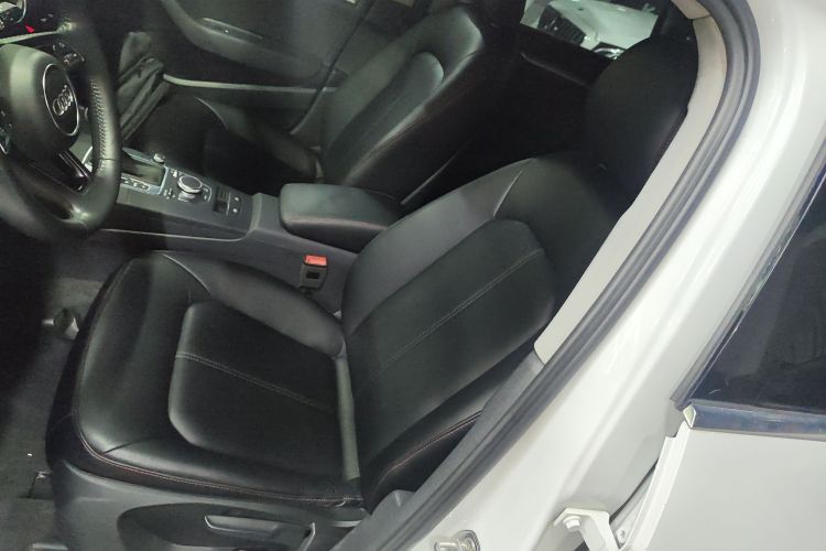 奥迪A3 2018款 30周年年型 Limousine 35 TFSI 进取型中控内饰19