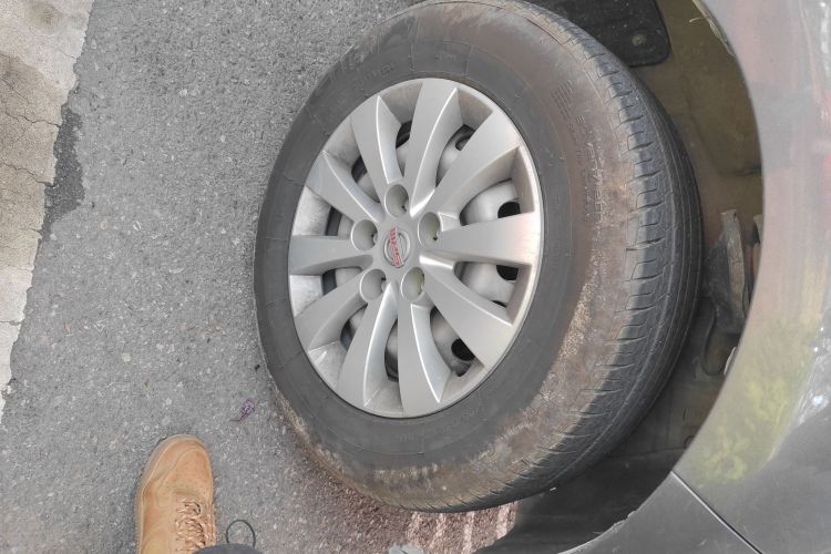 金杯 金海狮 2023款 2.0L 客车旅行狮 5/6/7座车身外观6007