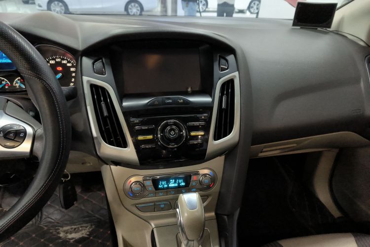 福特 福克斯 2012款 三厢 1.6L 自动风尚型中控内饰16