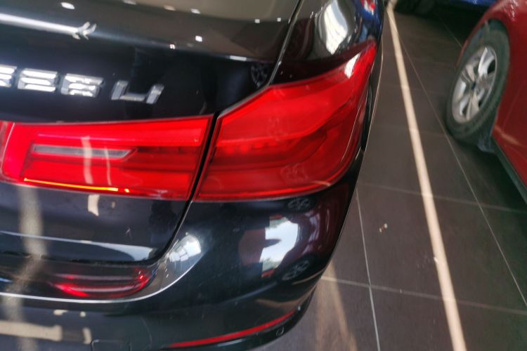 宝马5系 2019款 改款 525Li 豪华套装车身外观6006