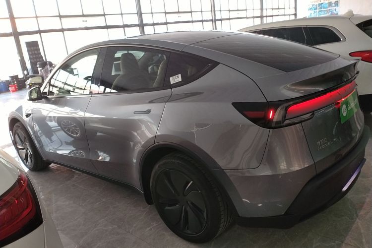 特斯拉 Model Y 2025款 长续航全轮驱动版车身外观4