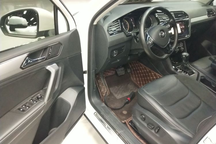 大众 途观L 2020款 330TSI 自动两驱全景舒适版 国VI中控内饰20