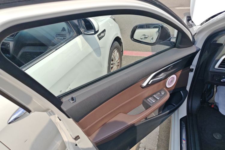 宝马1系 2021款 120i M运动曜夜版中控内饰47