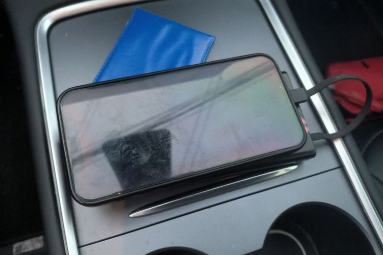 特斯拉 Model Y 2022款 长续航全轮驱动版中控内饰7001