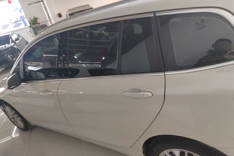 宝马2系多功能旅行车 2019款 220i 领先型车身外观6003