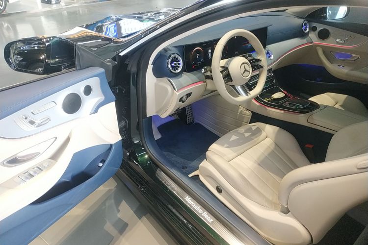 奔驰E级(进口) 2023款 E 300 轿跑车中控内饰7003