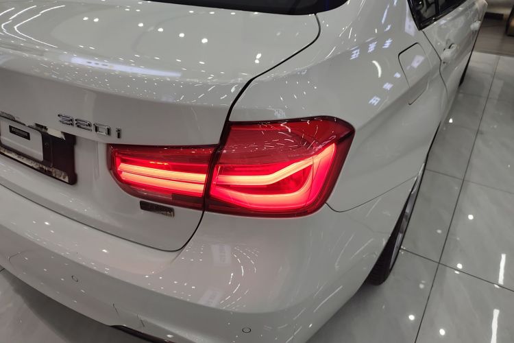 宝马3系 2017款 320i M运动型车身外观9