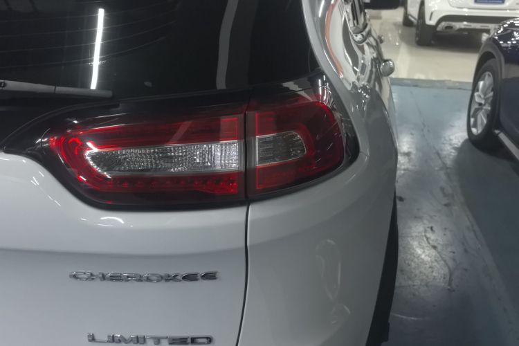 Jeep 自由光 2017款 2.0L 优越版车身外观9