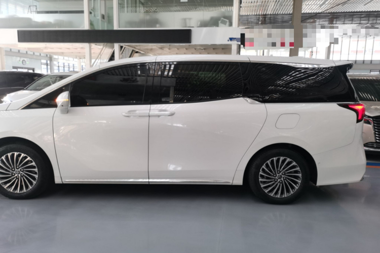 别克 世纪 2023款 2.0T 七座臻享款车身外观4