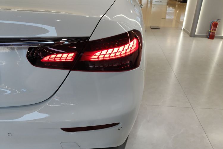 奔驰E级 2023款 E 300 L 运动豪华型车身外观9